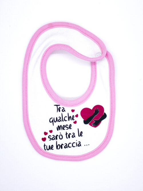 Bavetta- bavaglino Sestile “Tra qualche mese sarò tra le tue braccia” 100% cotone biologico addio irritazione alla pelle